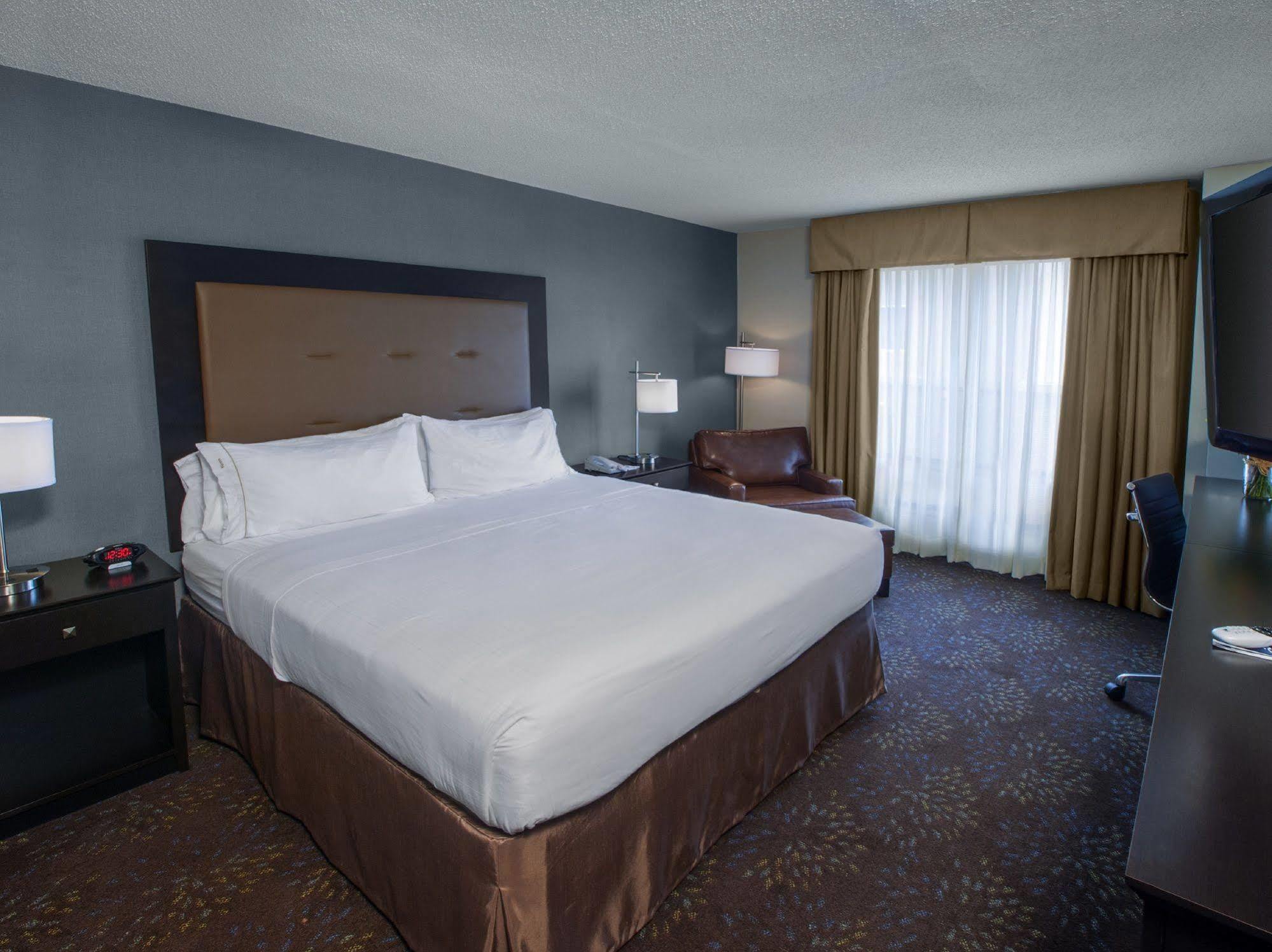 Holiday Inn Express & Suites Buffalo Airport By Ihg Cheektowaga Exterior photo